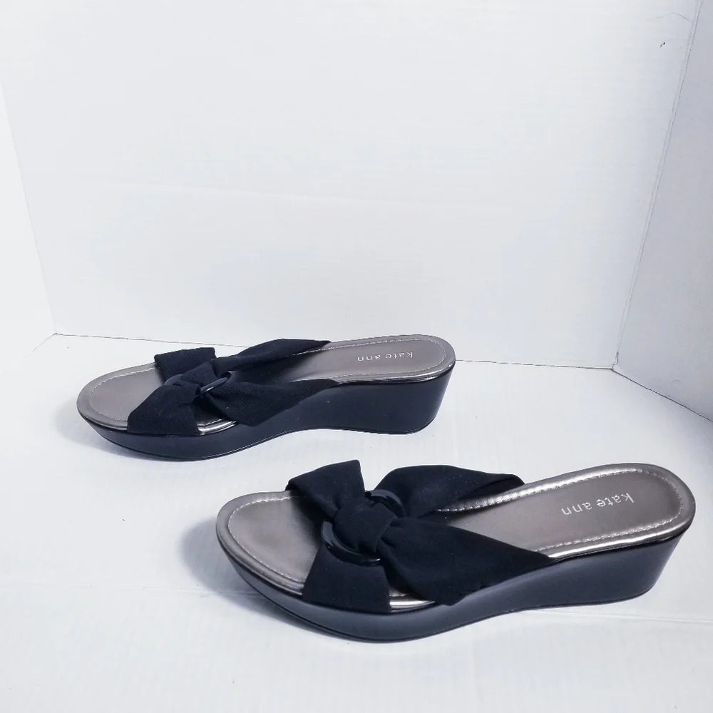KATE ANN BLACK WEDGED SANDALS APPROX SIZE 9 (PHOTO HAS MEASUREMENT)